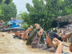 Brimob Polda Sulut Kerahkan  Tim Evakuasi Korban Banjir Dan Longsor di Kota Manado