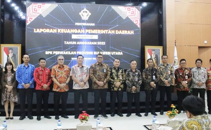 Wagub Steven Kandouw bersama Kepala BPK RI Perwakilan Sulut Arief Fadillah dan kepala daerah, usai menyerahkan LKPD Pemprov Sulut tahun 2022.(ist)