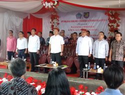 Pj. Bupati Bolmong Limi Mokodompit Dampingi Steven Kandow Serahkan Akta Pernikahan Masal