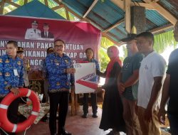 Bupati Bolmong Serahkan Bantuan Perlengkapan Perahu dan Tangkap Ikan Kepada Nelayan di Desa Motabang