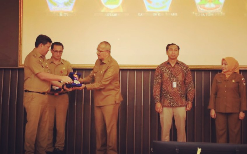 Pj. Walikota Kotamobagu Asripan Nani., saat menerima penghargaan Opini WTP Atas LKPD 10 Kali Berturut – turu