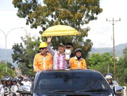 Didampingi Petugas Kebersihan Pj Walikota Mengarak Piala Adipura Ke 10 Keliling Kota Kotamobagu