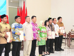 Didampingi Gubernur Yulius, Menteri Nusron Serahkan Sertifikat Tanah Rumah Ibadah