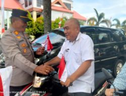 Semarak Kemerdekaan membara di depan kantor Gubernur Sulut. FMPS Bagikan ribuan Bendera Merah Putih Gratis di Jalan 17 Agustus Banjir semangat kemerdekaan.