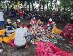 Sambut Ramadan, SIEJ Sulut Terlibat Bersama MUI–Sea Soldier Edukasi Warga Pesisir Pantai Karang Ria Soal Sampah