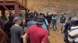 Warga Desa Koha Kabupaten Minahasa saat menduduki lahan yang dikelola eks pejabat disulut.