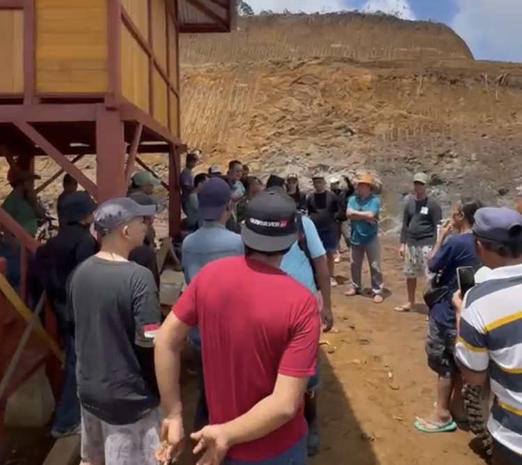 Warga Desa Koha Kabupaten Minahasa saat menduduki lahan yang dikelola eks pejabat disulut.